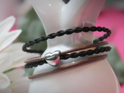 Pferdehaarschmuck Schmuck aus Pferdehaar Armband aus Pferdehaar mit einer silbernen Herzperle und braunen Kunstlederbändern