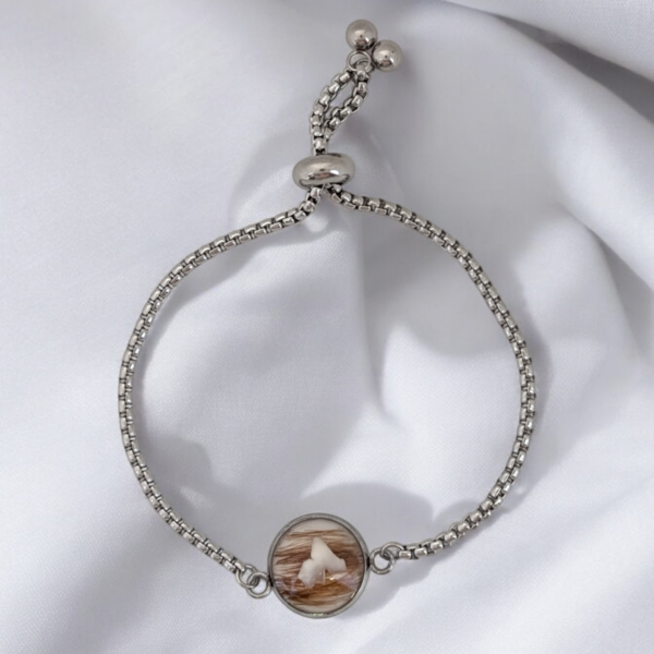 Armband in silber mit einem runden Anhänger mit braunen Haaren des eigenen Hundes und einem Welpenzahn Tierhaarschmuck Erinnerungsschmuck Armband mit Hundefell und Milchzahn