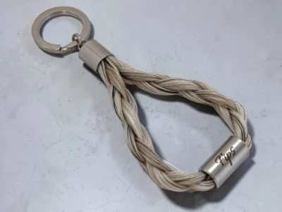 Anhänger aus Pferdehaar mit Gravur
